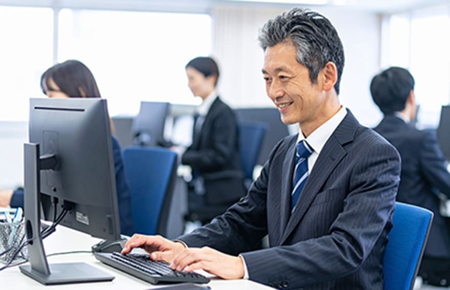 PCを操作する男性