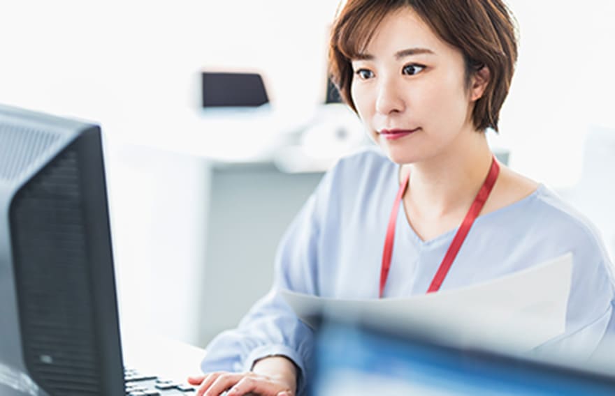PCを操作する女性