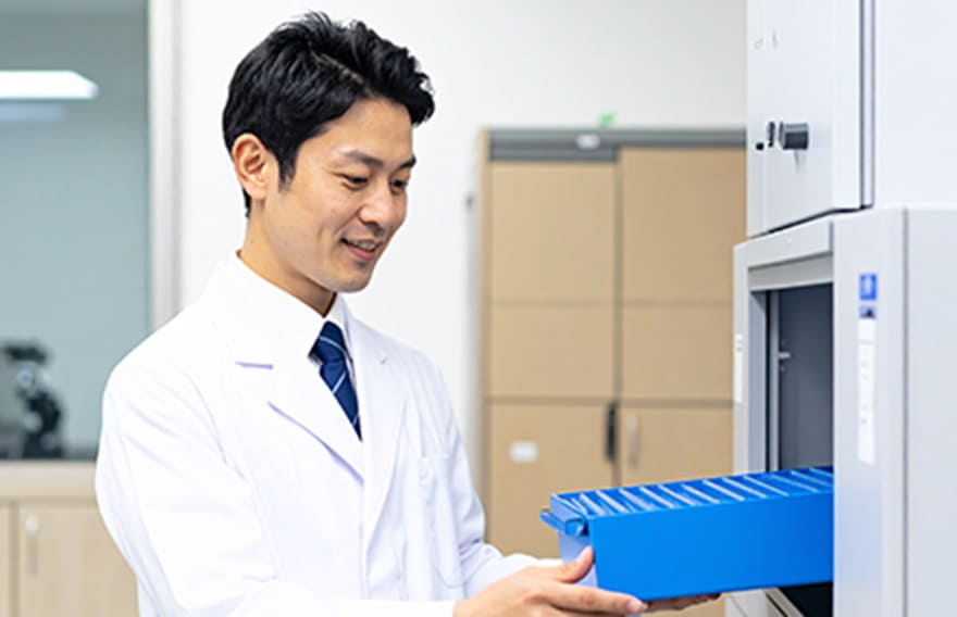研究員の男性