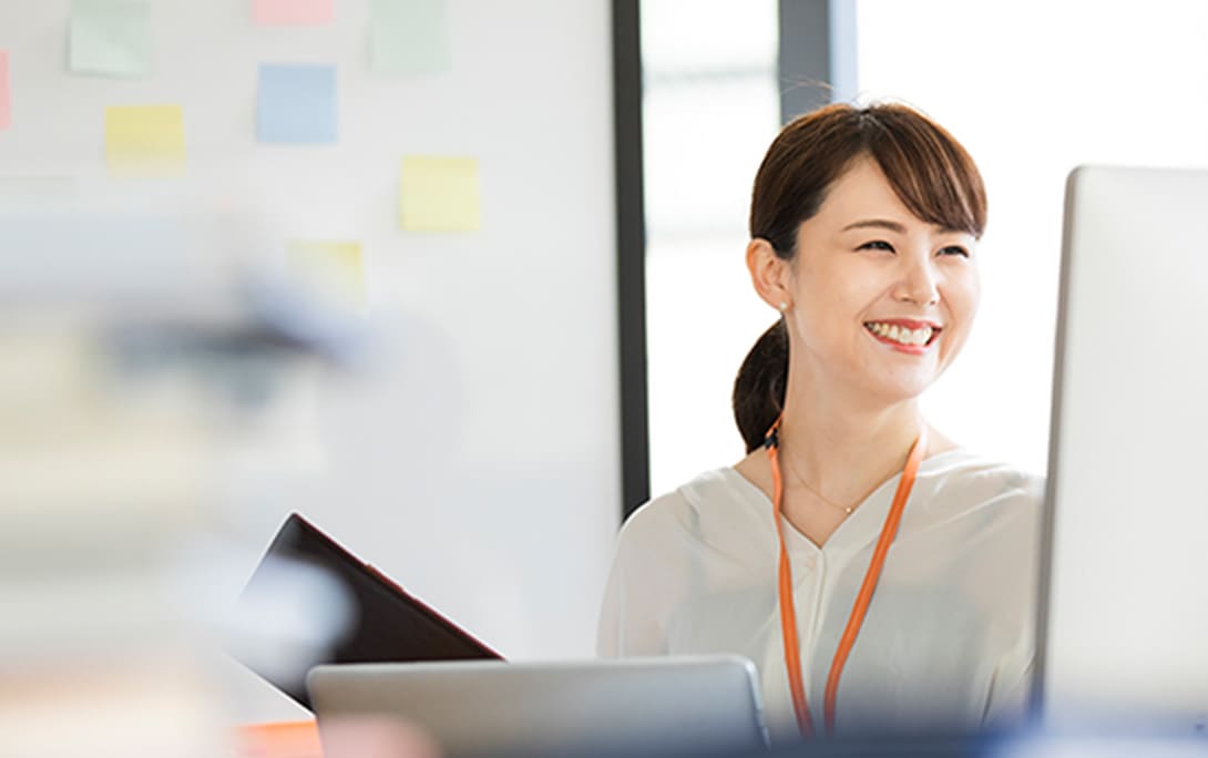 オフィスワークする女性