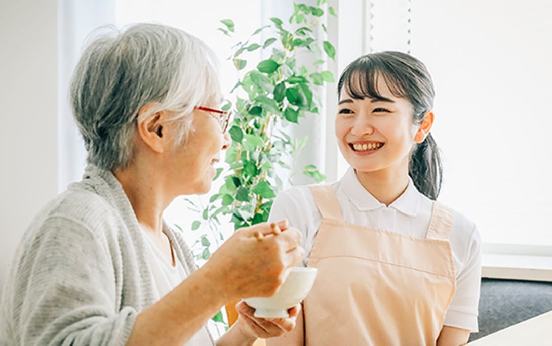 介護職員の女性と介護を受ける女性