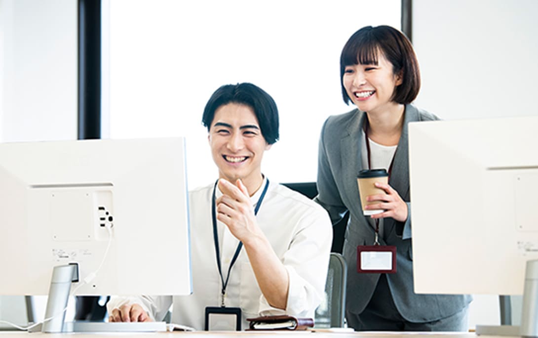 会話する男性と女性