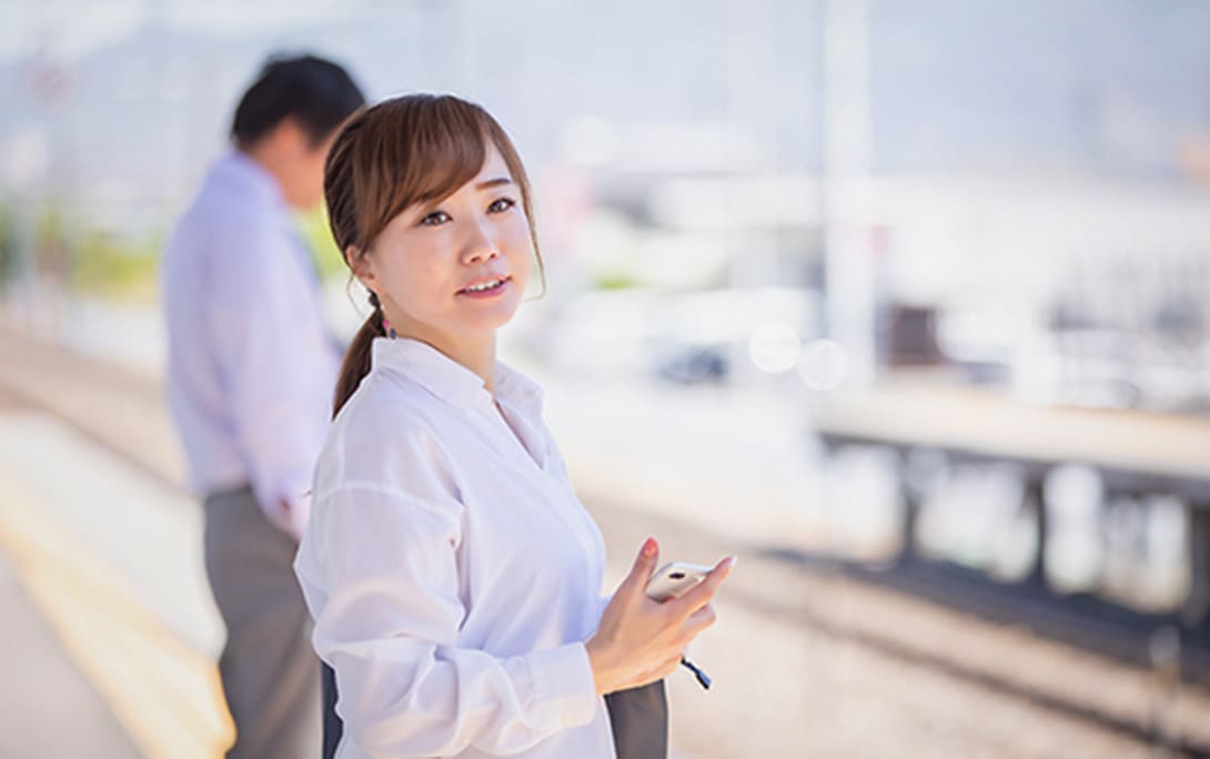 通勤途中の女性