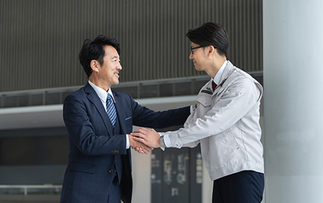 握手する2人の男性