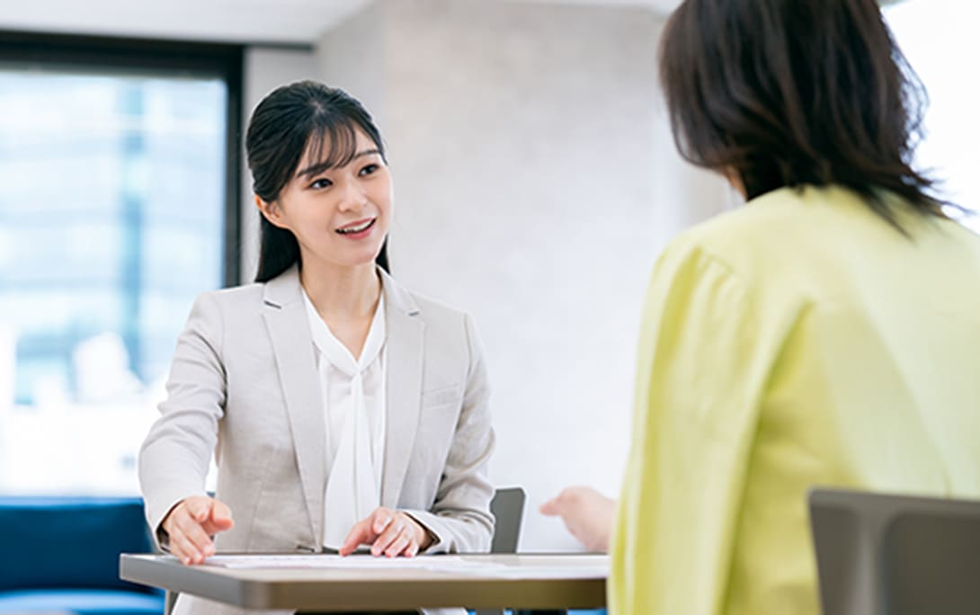 悩み相談を聞く女性