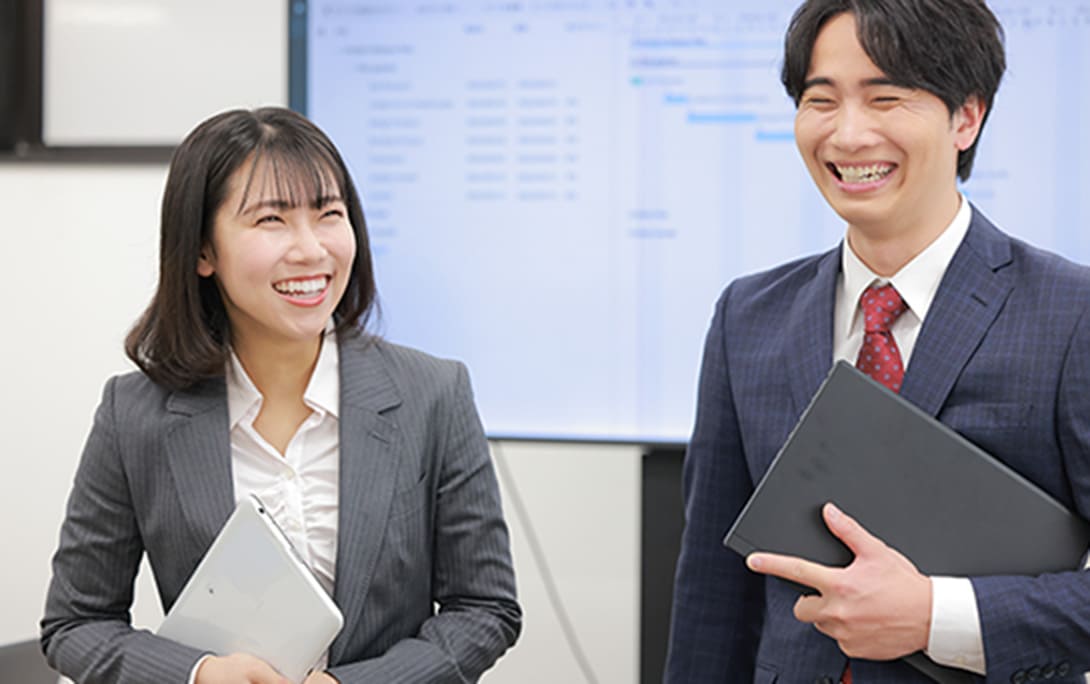 笑顔の男性と女性