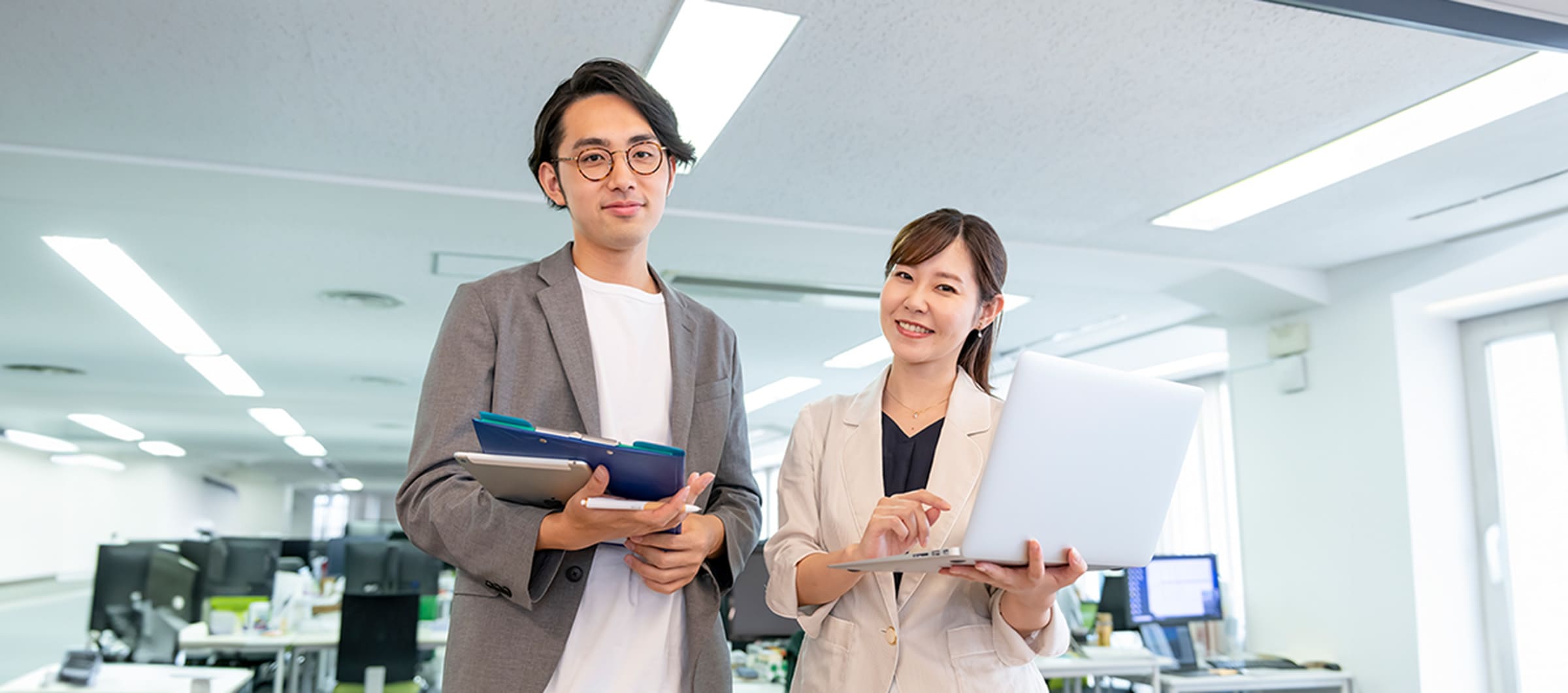 環境にも、人にも、優しい働き方を 笑顔の会社員達